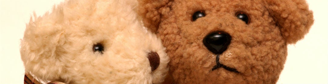 Two teddy bears snuggling