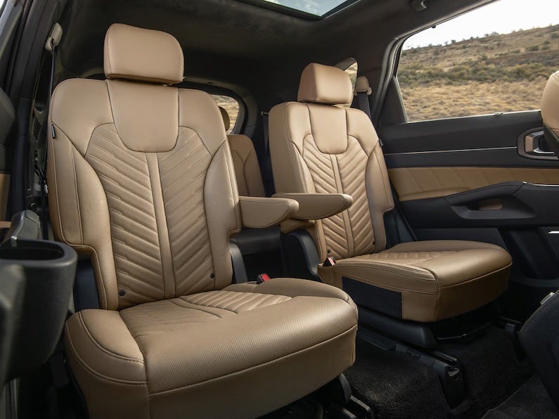 The pros of the 2025 Kia Sorento include a 281 hp turbo engine, seating for up to seven people, and a class-leading warranty.