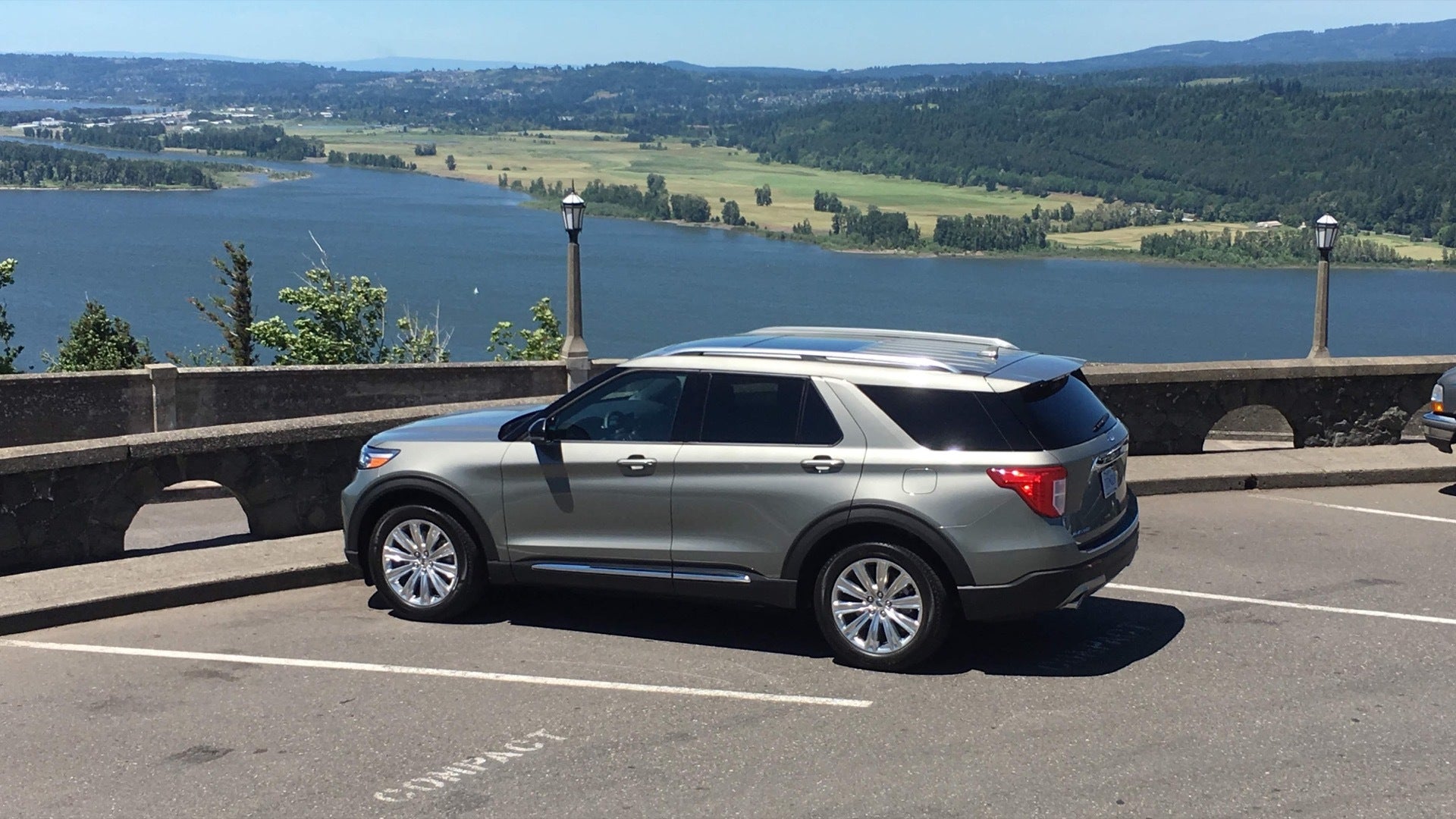 2020-ford-explorer_100704575