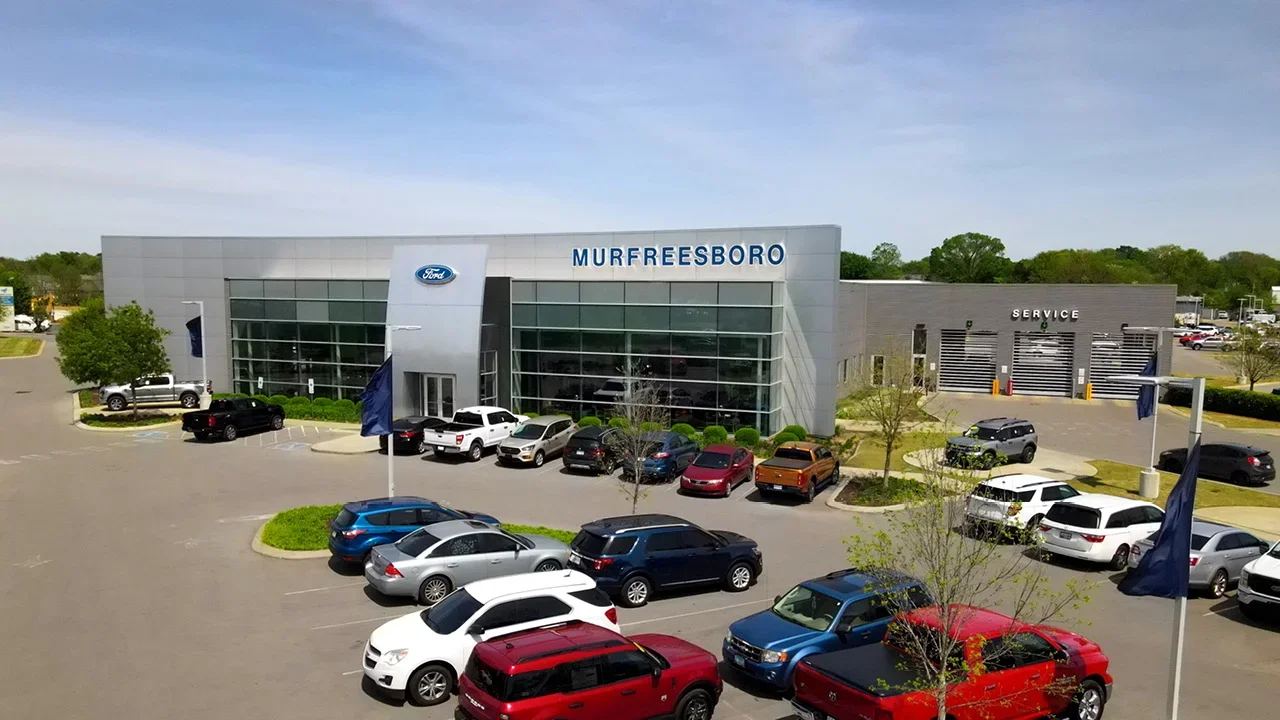 Fachada del concesionario Ford of Murfreesboro con rótulo ‘¡Hablamos Español!’