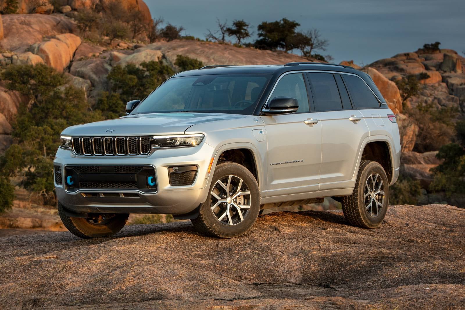 2023_jeep_grand-cherokee-4xe_4dr-suv_overland_fq_oem_1_1600