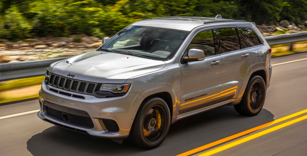 2022 Jeep Grand Cherokee driving down Stuart, FL back road after purchased from Wallace Jeep.
