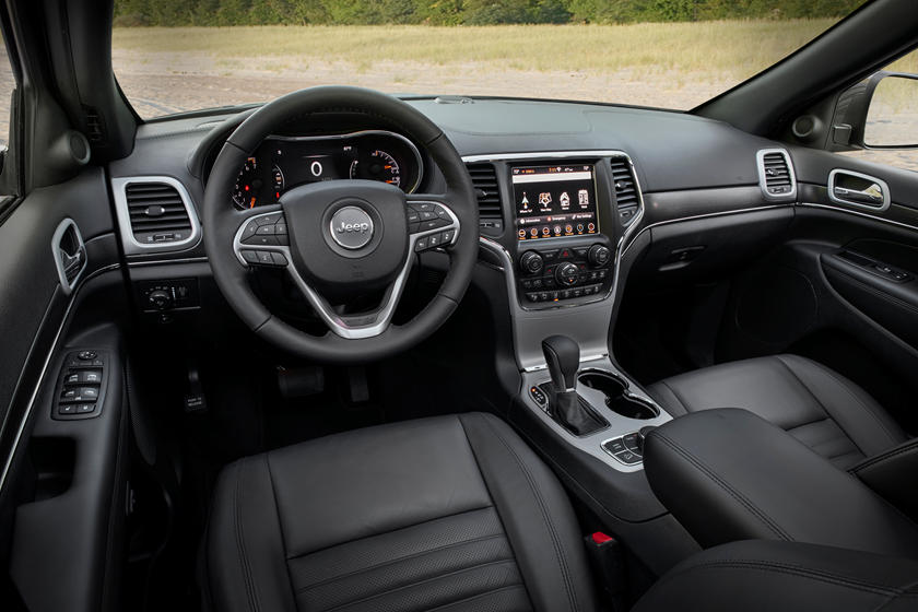 Dashboard view inside the 2022 Jeep Grand Cherokee from Drivers Seat