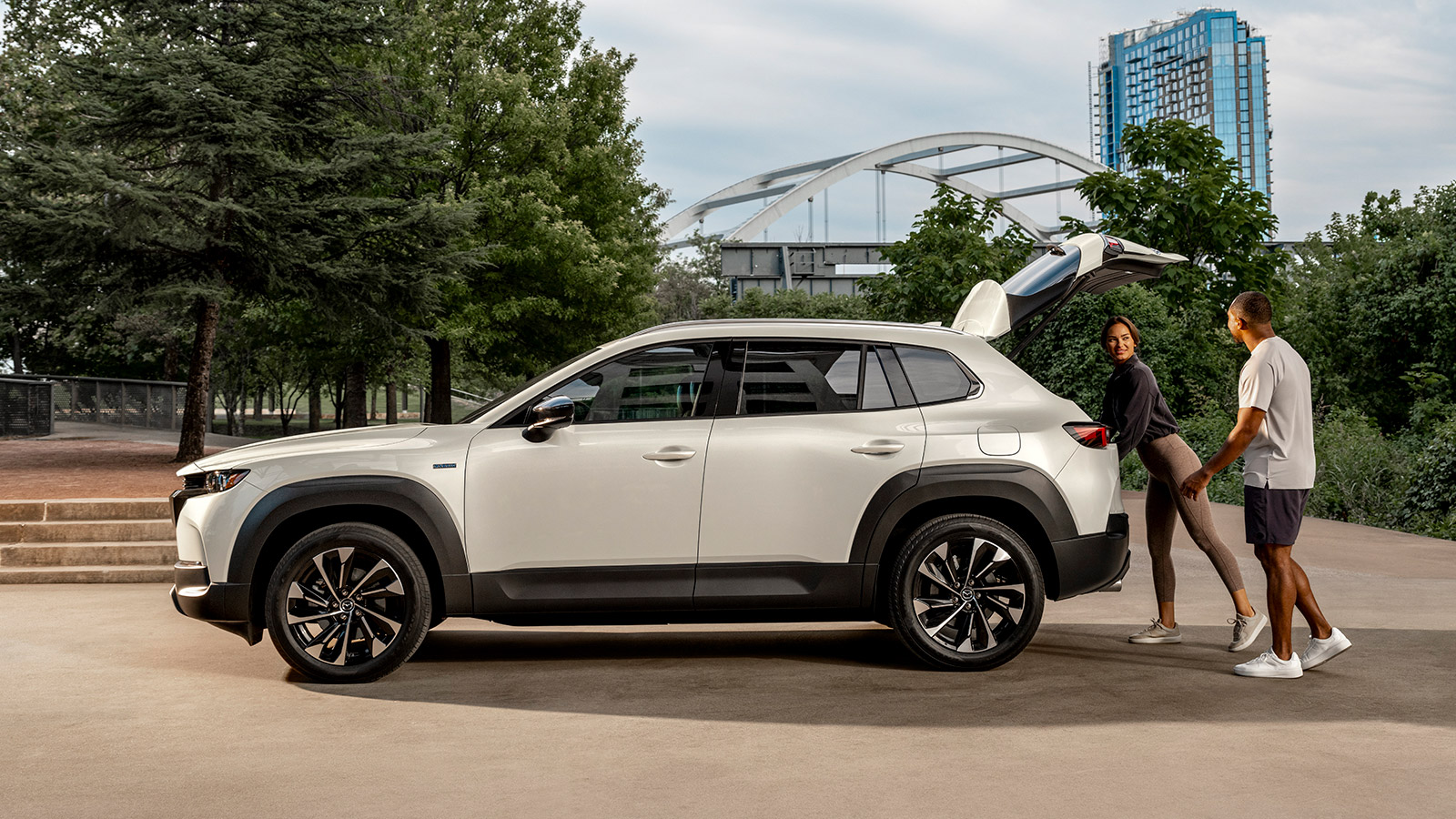 2025-mazda-cx-50-hybrid-side-view-people-tailgate