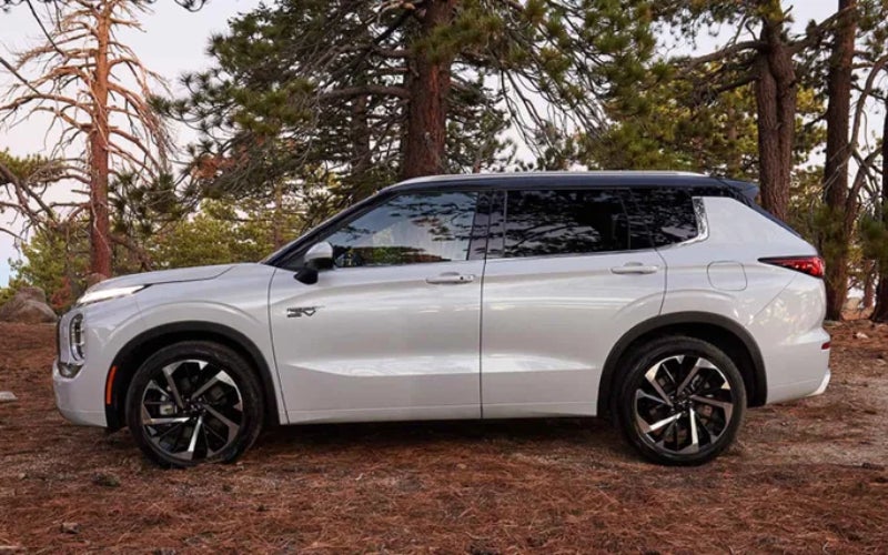 The 2025 Mitsubishi Outlander Plug-In Hybrid vs 2025 Mazda CX-70 Plug-in Hybrid in Southfield, MI