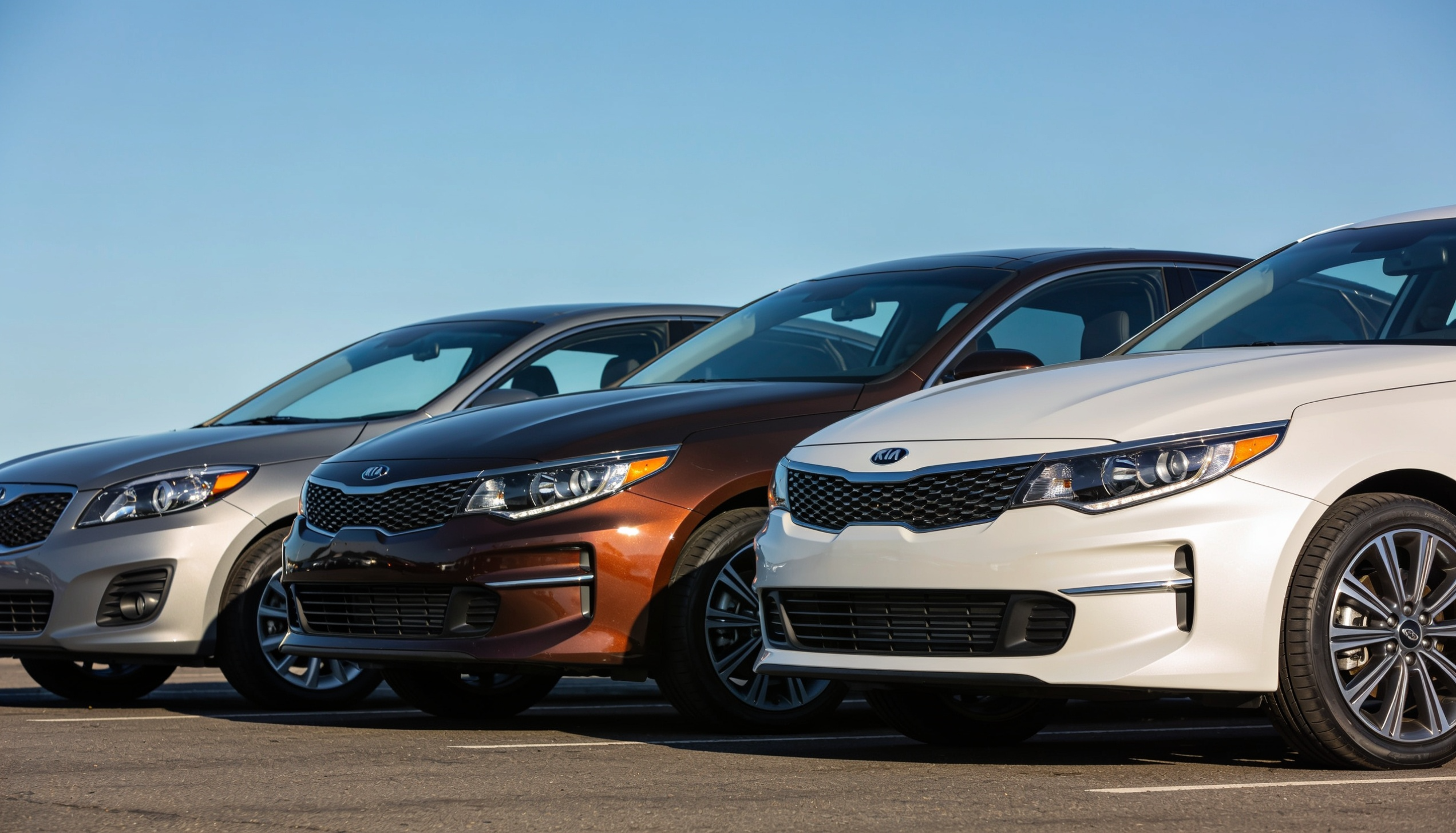 magnific_kia-a-row-of-4-cars-parke_8vD4pqtIrU