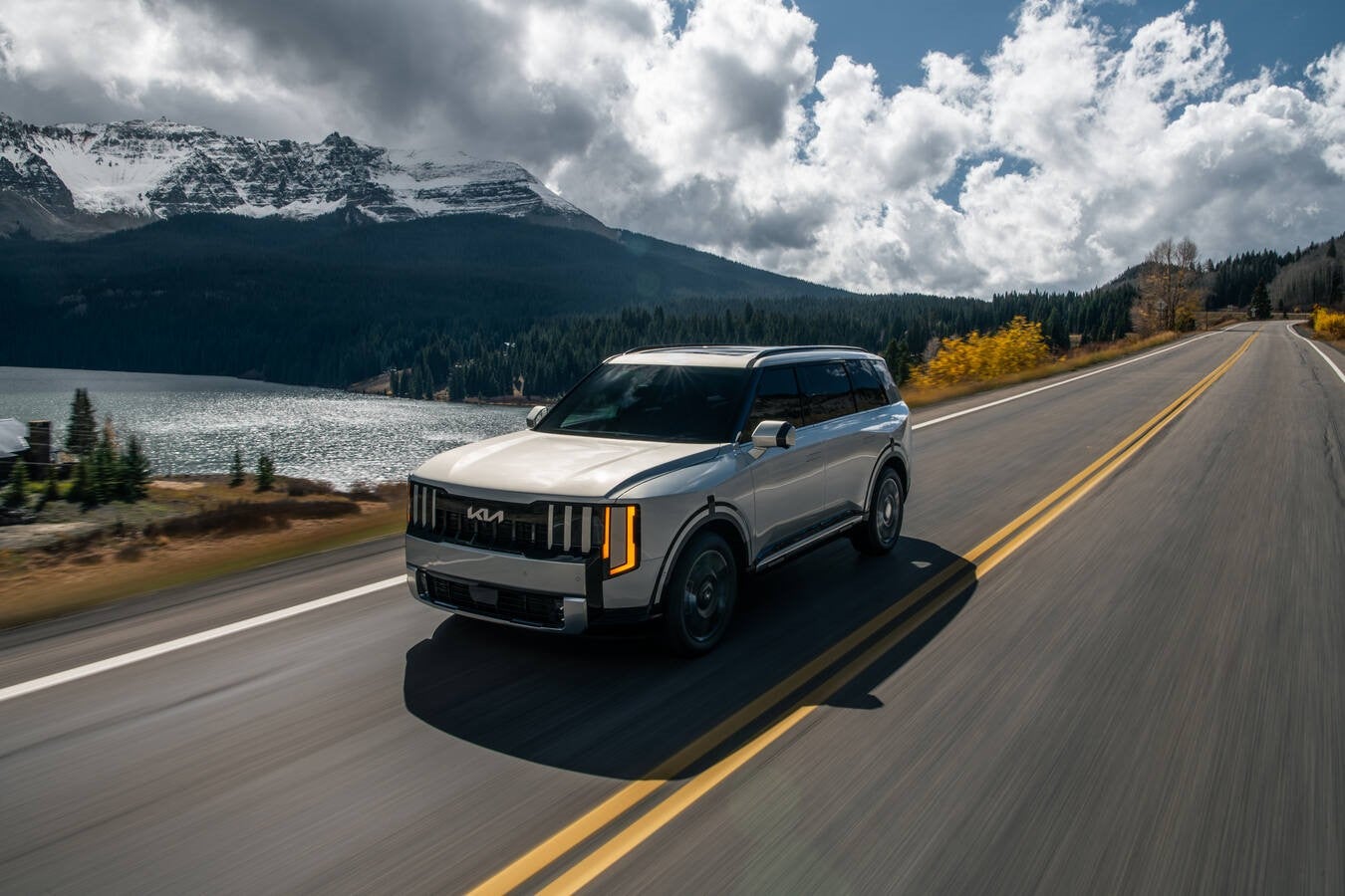 3/4 View Photo of a Gray 2027 Telluride SUV SXP