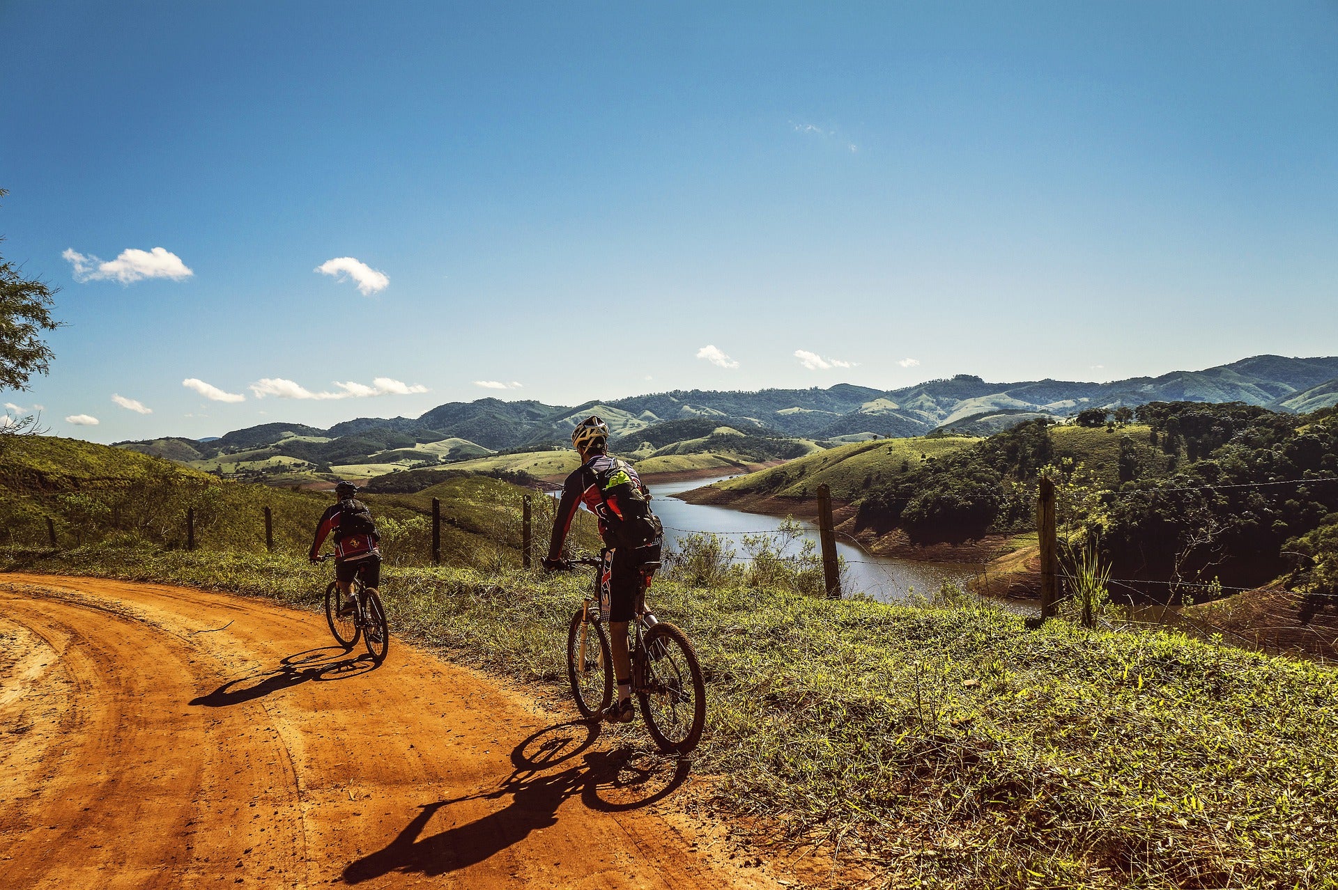 cyclists-1534907_1920