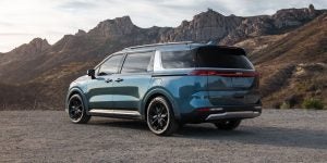 left angle rear view of a blue 2024 Kia Carnival MPV | Temple Hills, MD
