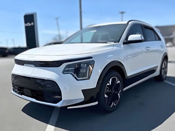White 2024 Kia Niro Front View Photo