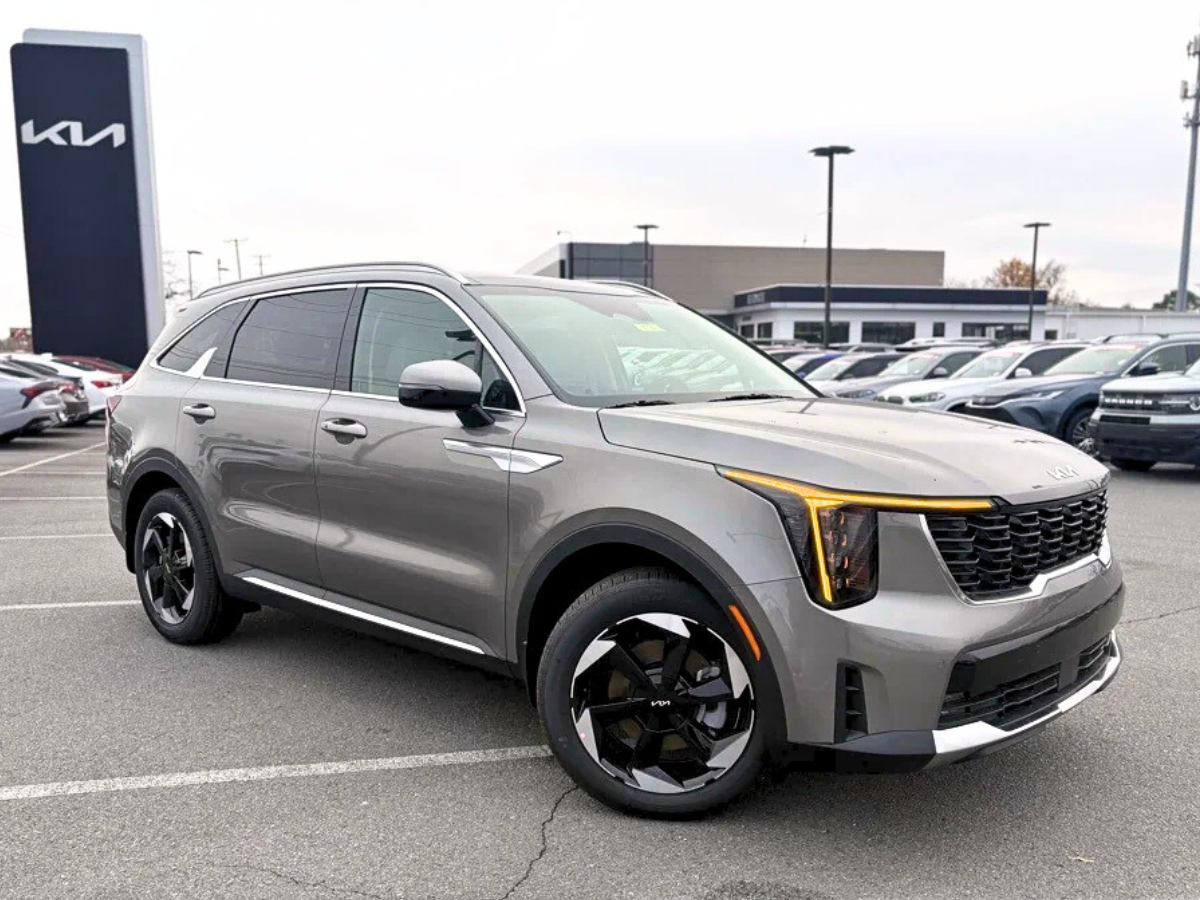 Photo of a Gray 2026 Kia Sorento Hybrid at Crain Kia of Conway