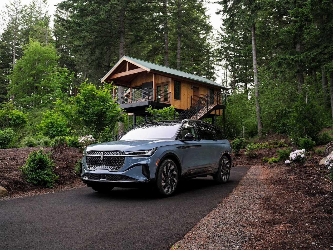 2026 Lincoln Nautilus parked in front of a wooded home in Ballwin MO