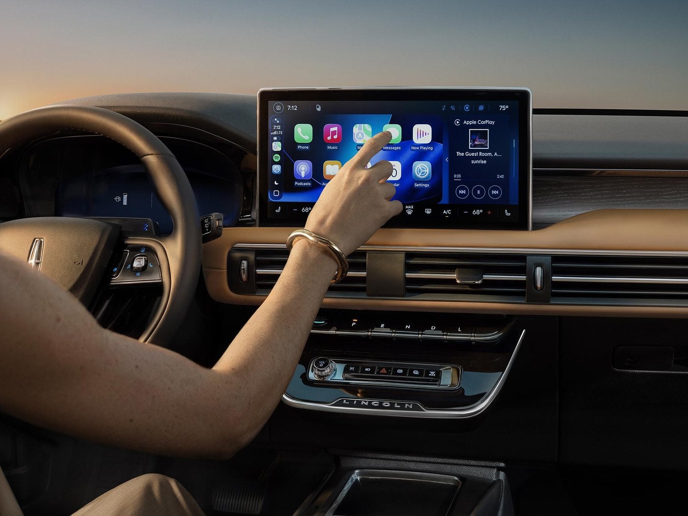 Driver using the center display of a 2027 Lincoln Corsair Hybrid in Kirkwood MO