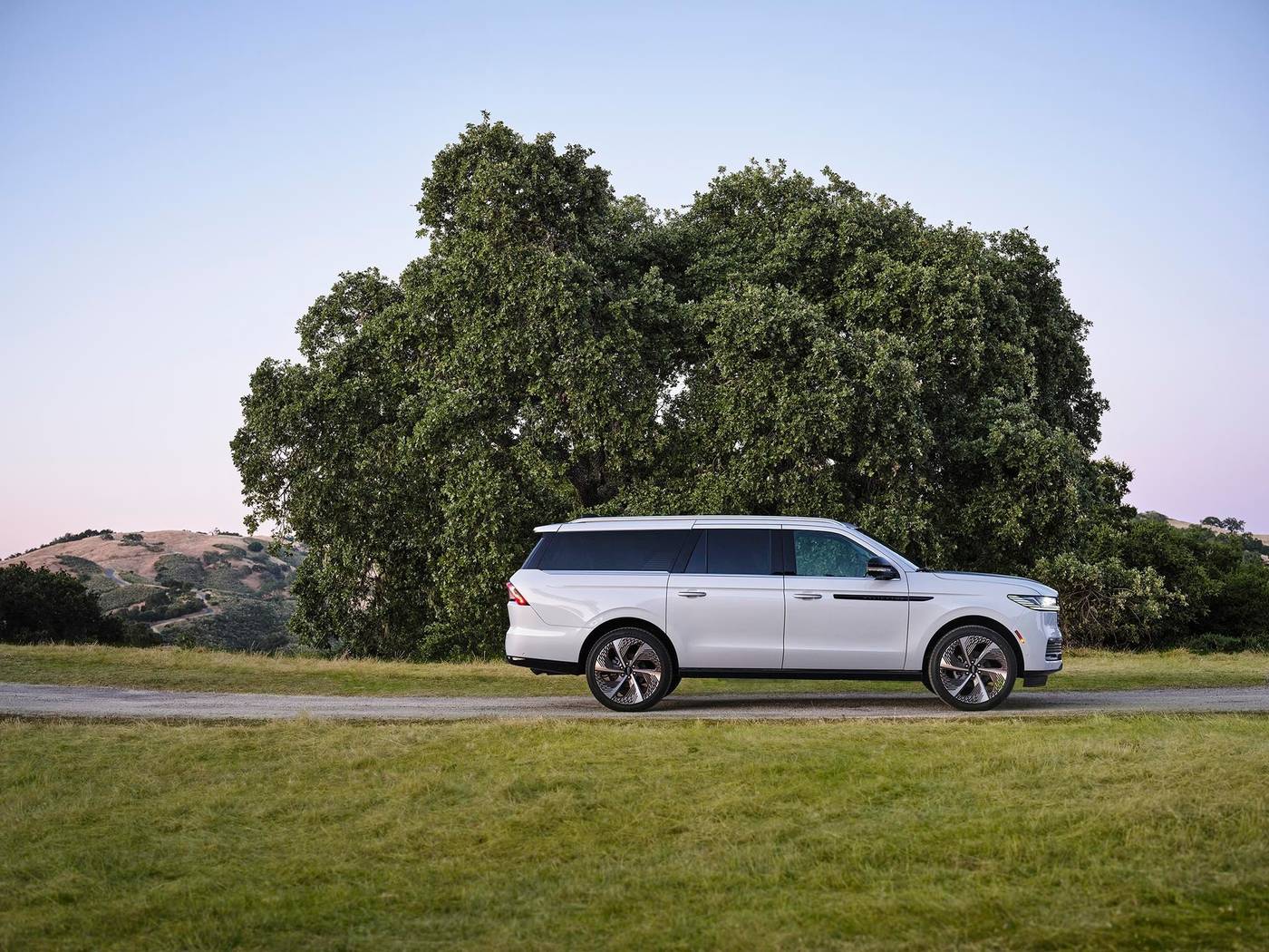 2027 Lincoln Navigator Black Label side profile for Creve Coeur MO shoppers