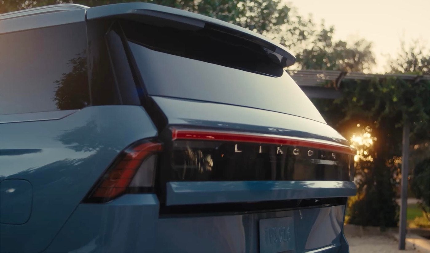 Rear of a 2027 Lincoln Navigator at sunset for Chesterfield MO shoppers