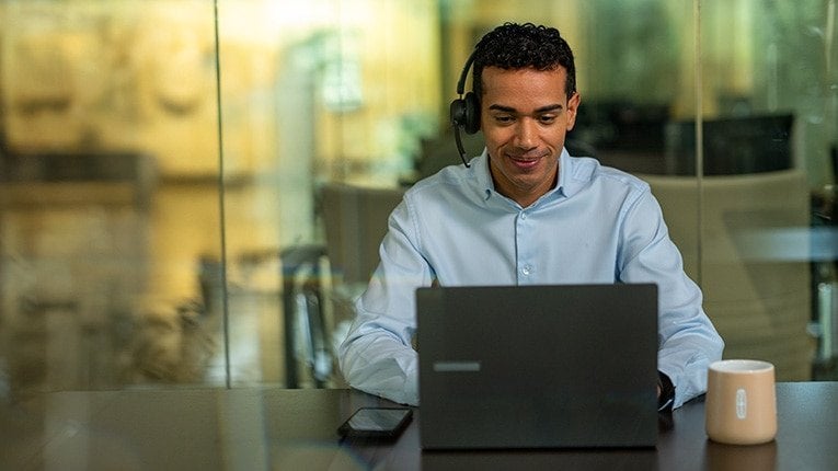 Lincoln service representative on a headset helping owners across the St. Louis area