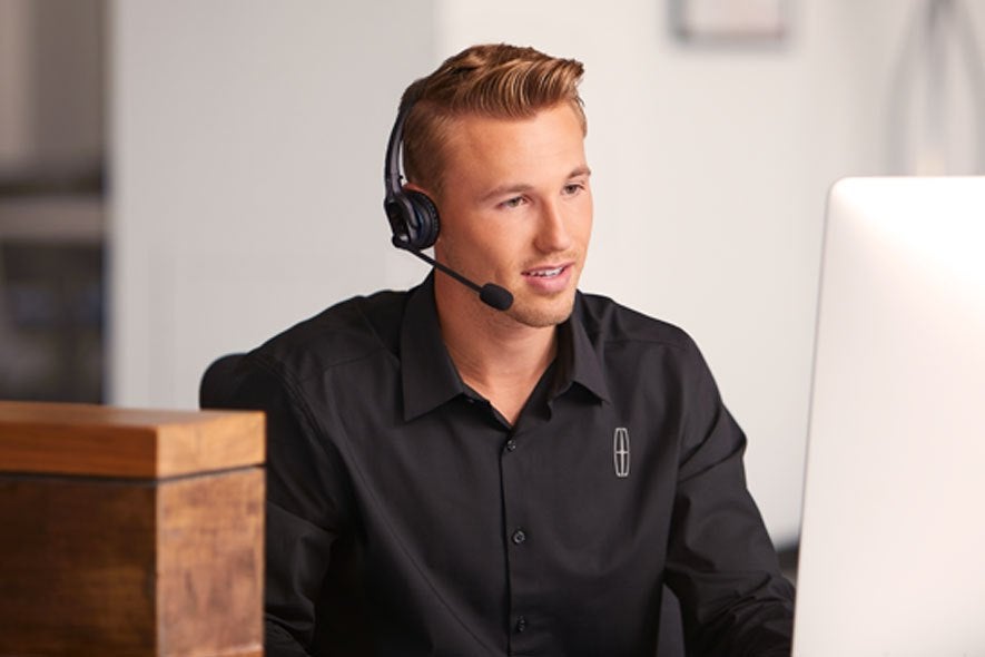Lincoln service representative on a headset helping owners in Clayton MO