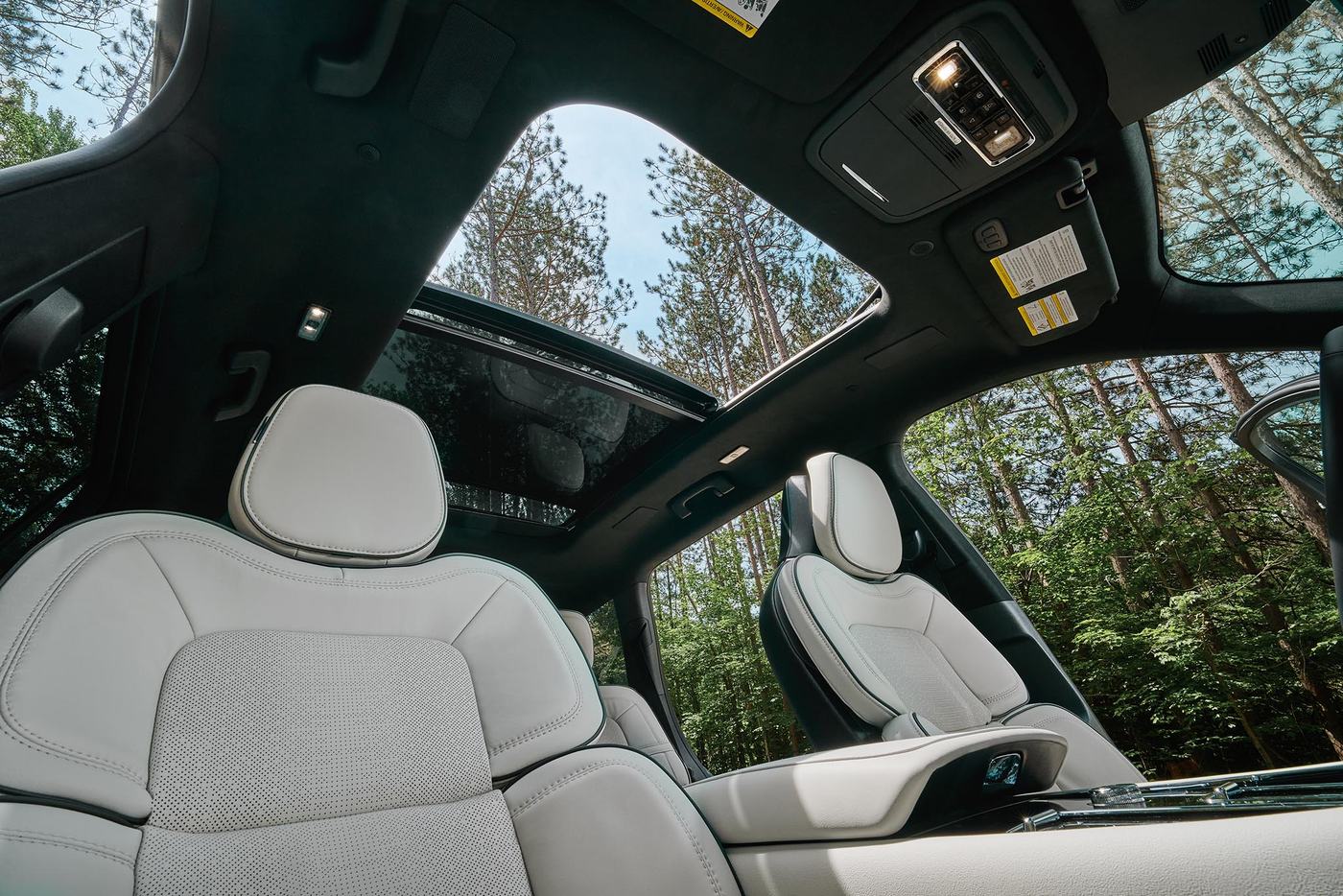 Lincoln Aviator cabin with light seats under the open panoramic roof