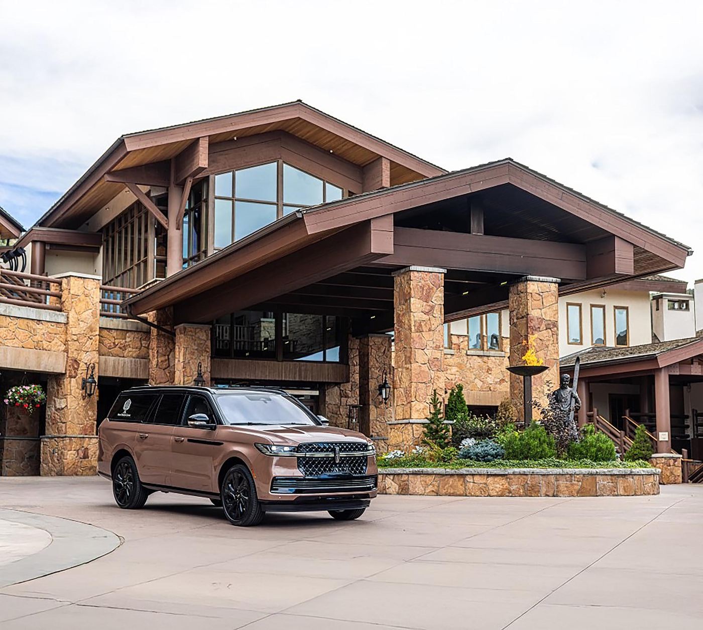 Lincoln Navigator parked at a mountain lodge for Warrenton MO shoppers