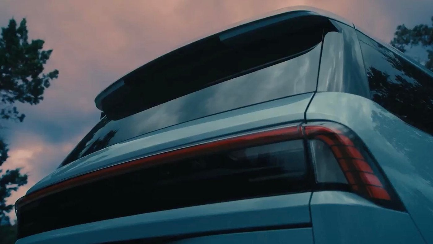 Close view of the rear glass and taillight of a blue Lincoln Navigator