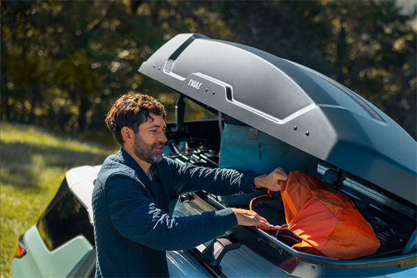 Man using Chevrolet accessory rooftop storage