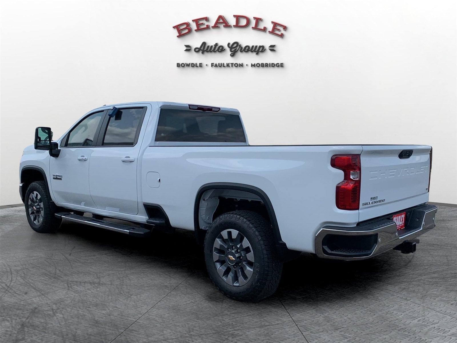 Rear three-quarter view of the single-rear-wheel Chevrolet Silverado 3500 HD LT on the lot at Beadle Chevrolet GMC, showing the narrow standard rear fenders