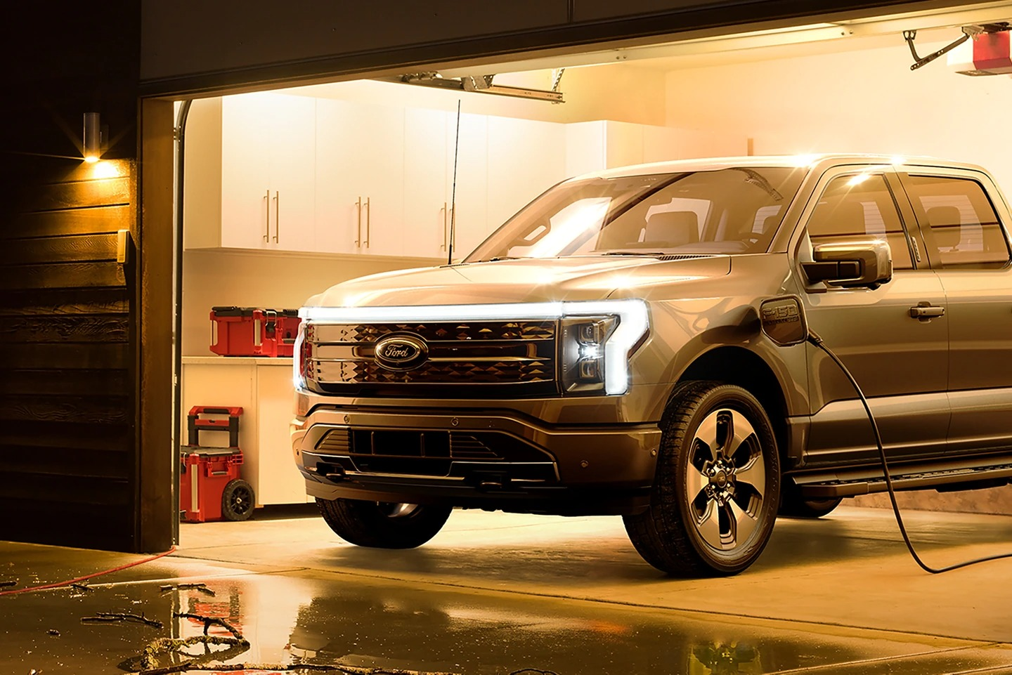 2023_Ford_F-150 Lightning_Chargi