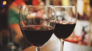 https://pixabay.com/photos/wine-glasses-outdoor-cafe-890370/