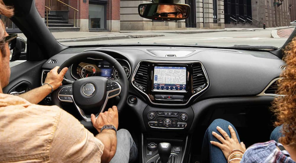 The black dash and infotainment screen in a 2022 Jeep Cherokee.