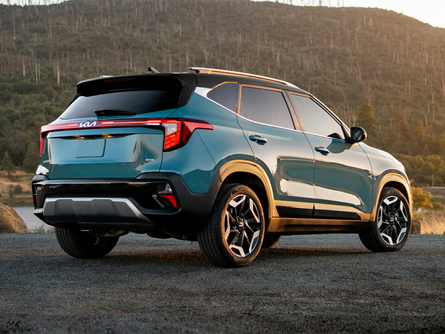 A blue Kia Seltos parked outside near a hill