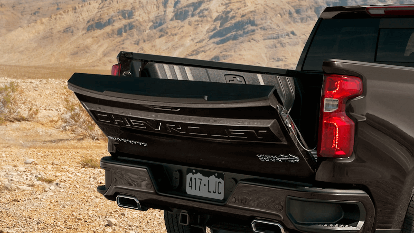 Black Chevy Silverado 1500 vs Ford F-150 truck bed