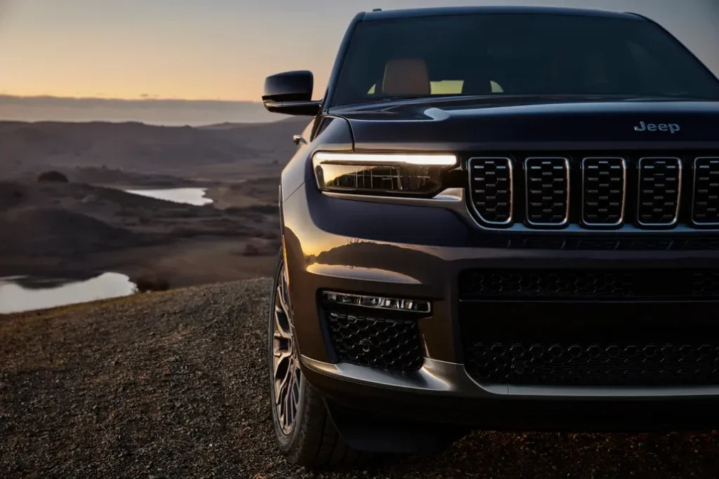 Jeep Grand Cherokee L Front Grill Close Up