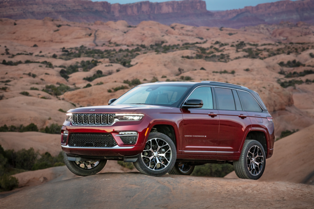 Jeep Grand Cherokee Parked Front 3/4 View in a Desert