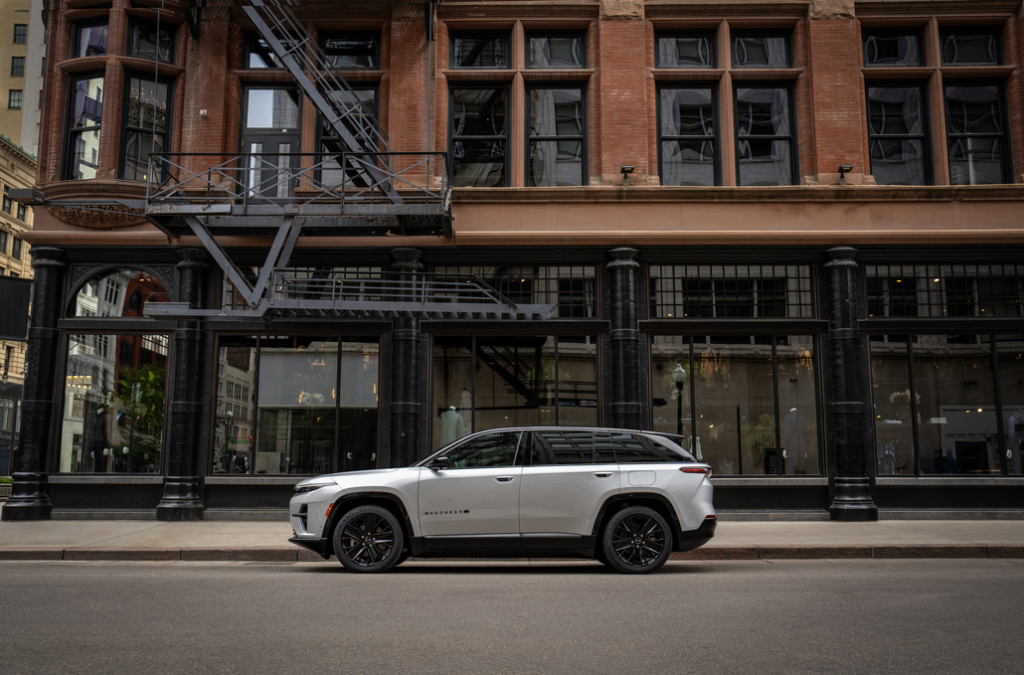 2024 Jeep® Wagoneer S Parked Side View on a City Curb