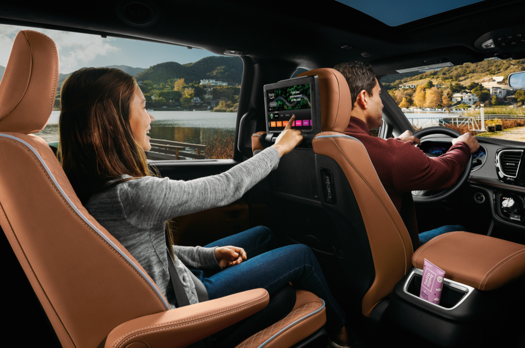 Child Playing With the Chrysler Pacifica Rear Screen 