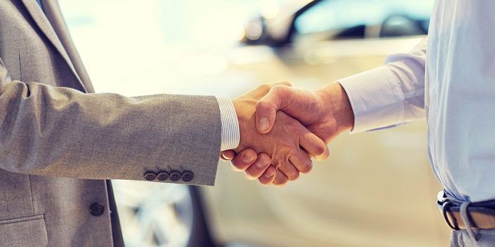 Men_Shaking_Hands_After_Car_Sale-700x350