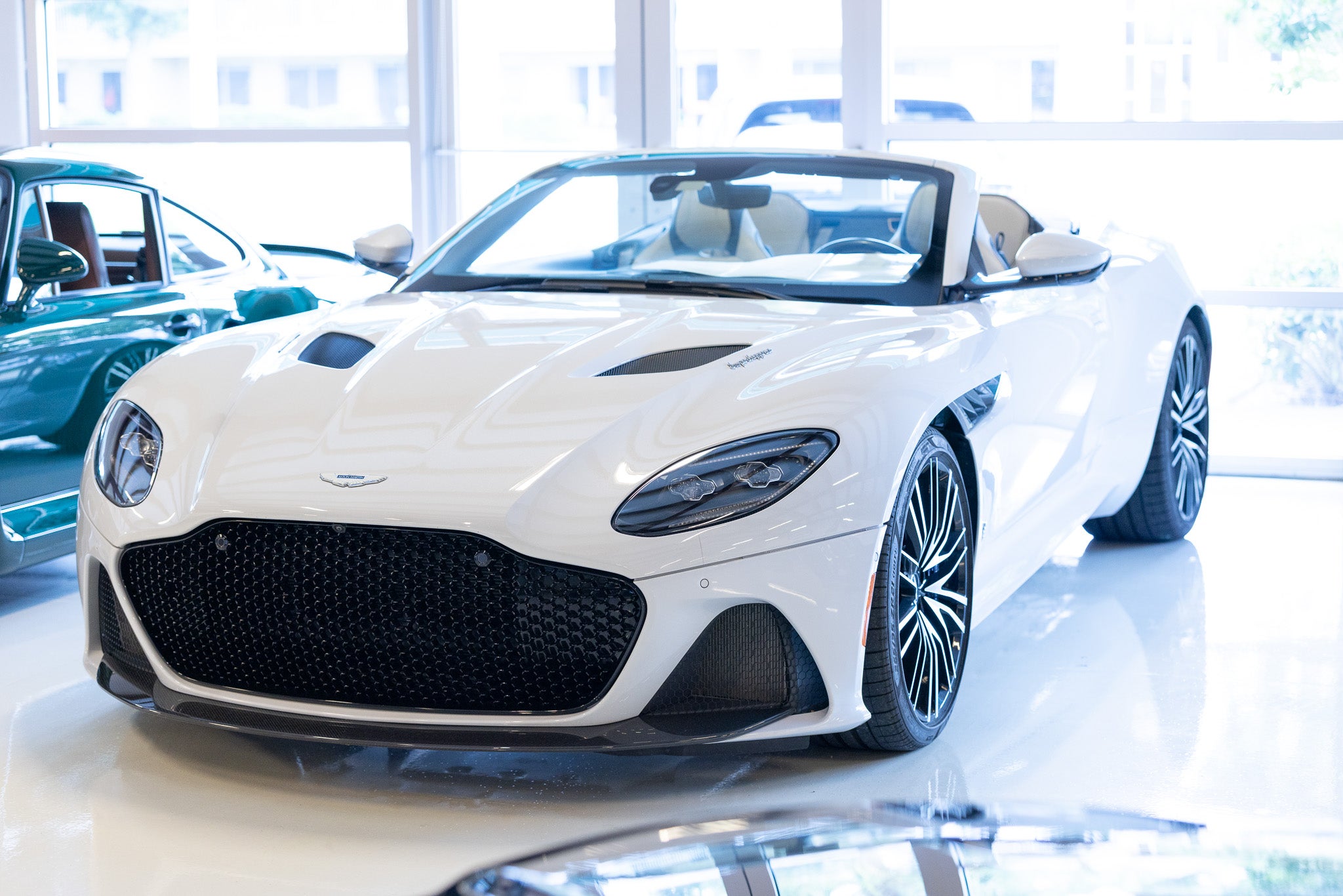 Aston Martin DBS Superleggera Volante