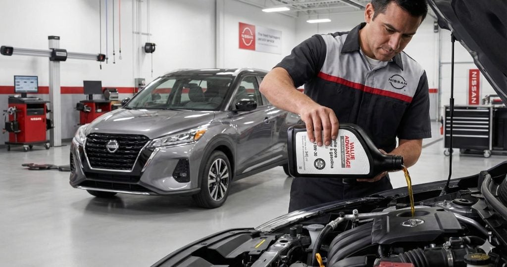 Técnico poniendo aceite value advantge de Nissan a un Sentra 2026. 