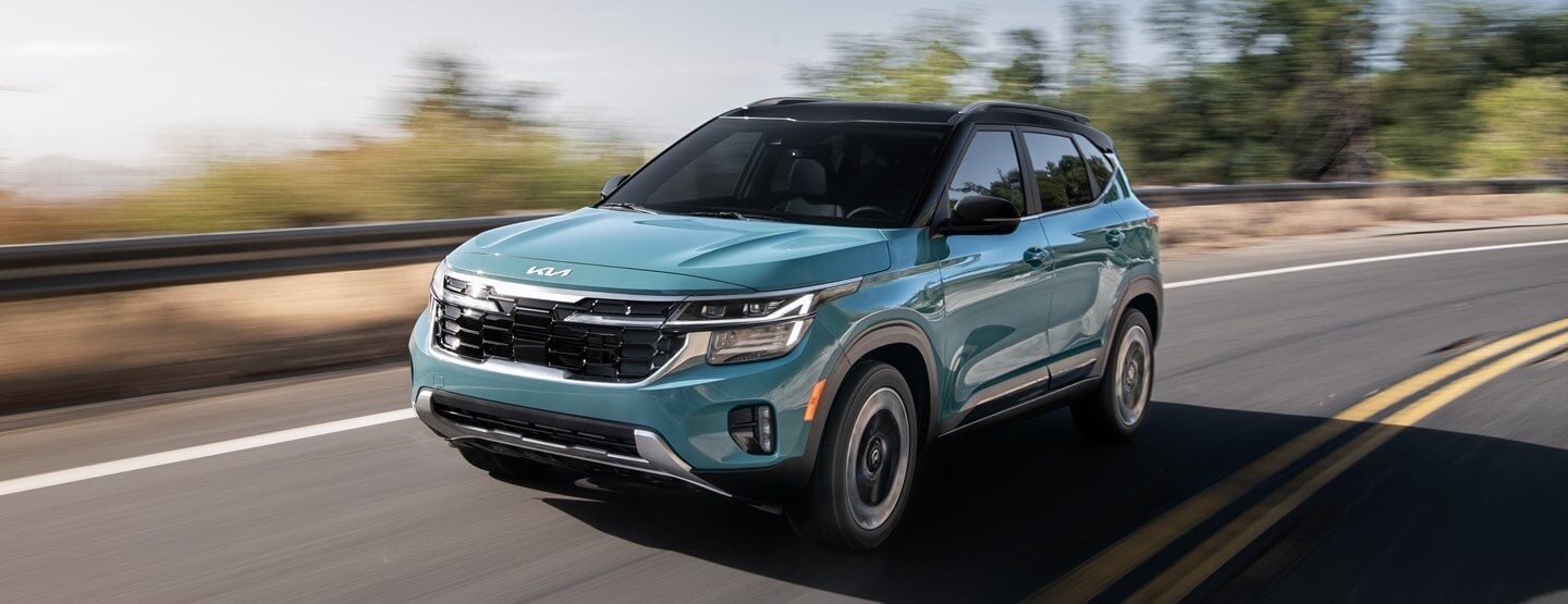 Kia-Seltos-2025-en-carretera-mostrando-su-diseño-renovado-y-moderno