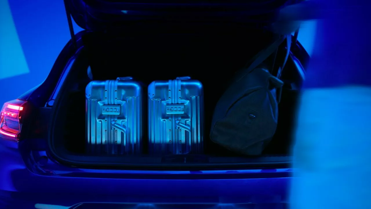 Cajuela de coche Renault con maletas, mostrando capacidad de carga y almacenamiento
