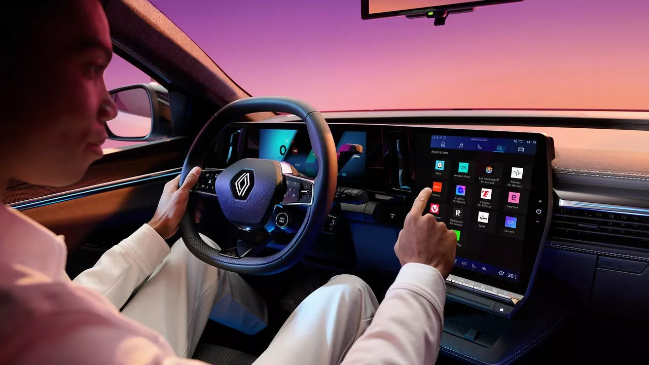 Conductor usando la pantalla multimedia de un Renault con asistencia de Inteligencia Artificial