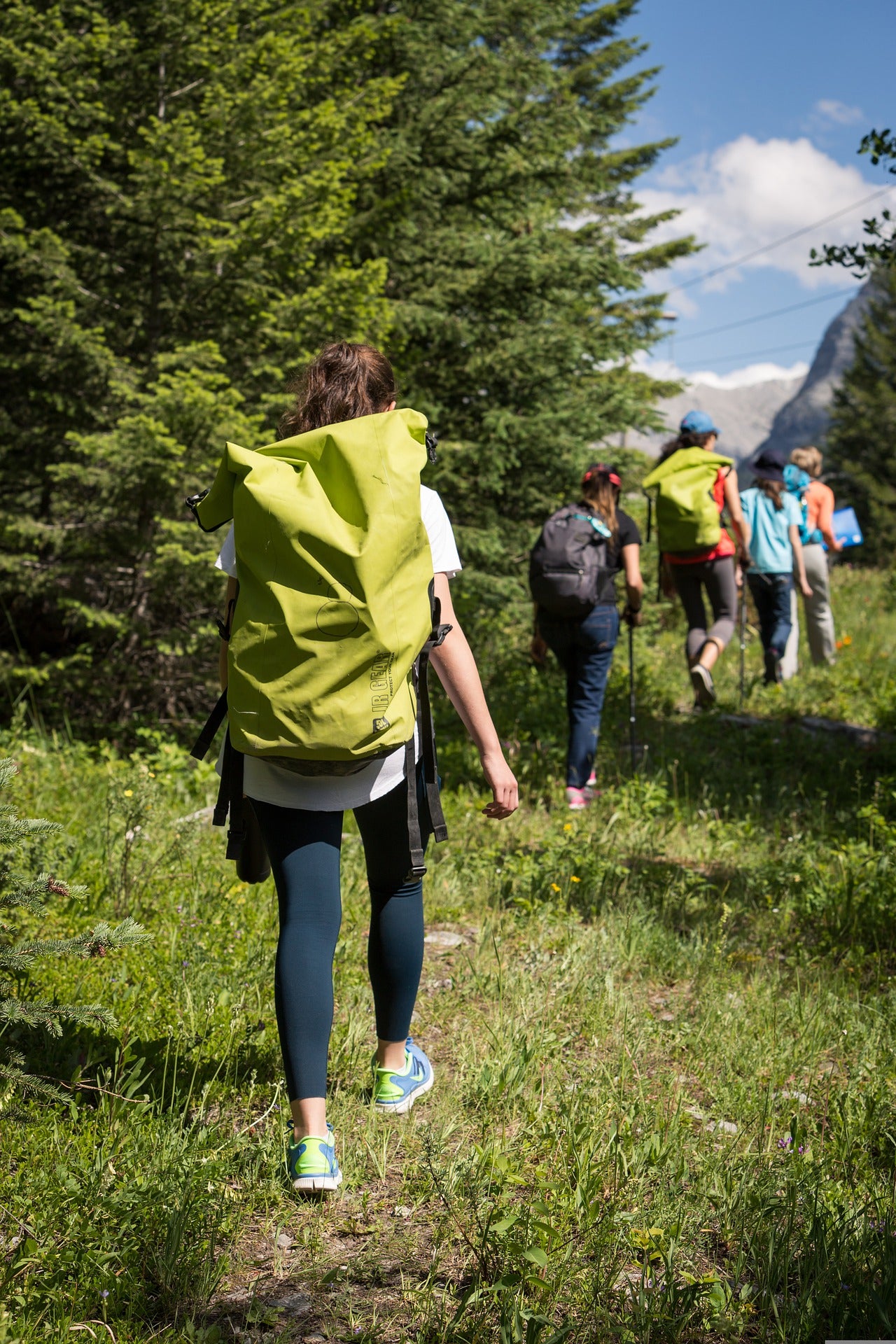 hiking-2446336_1920