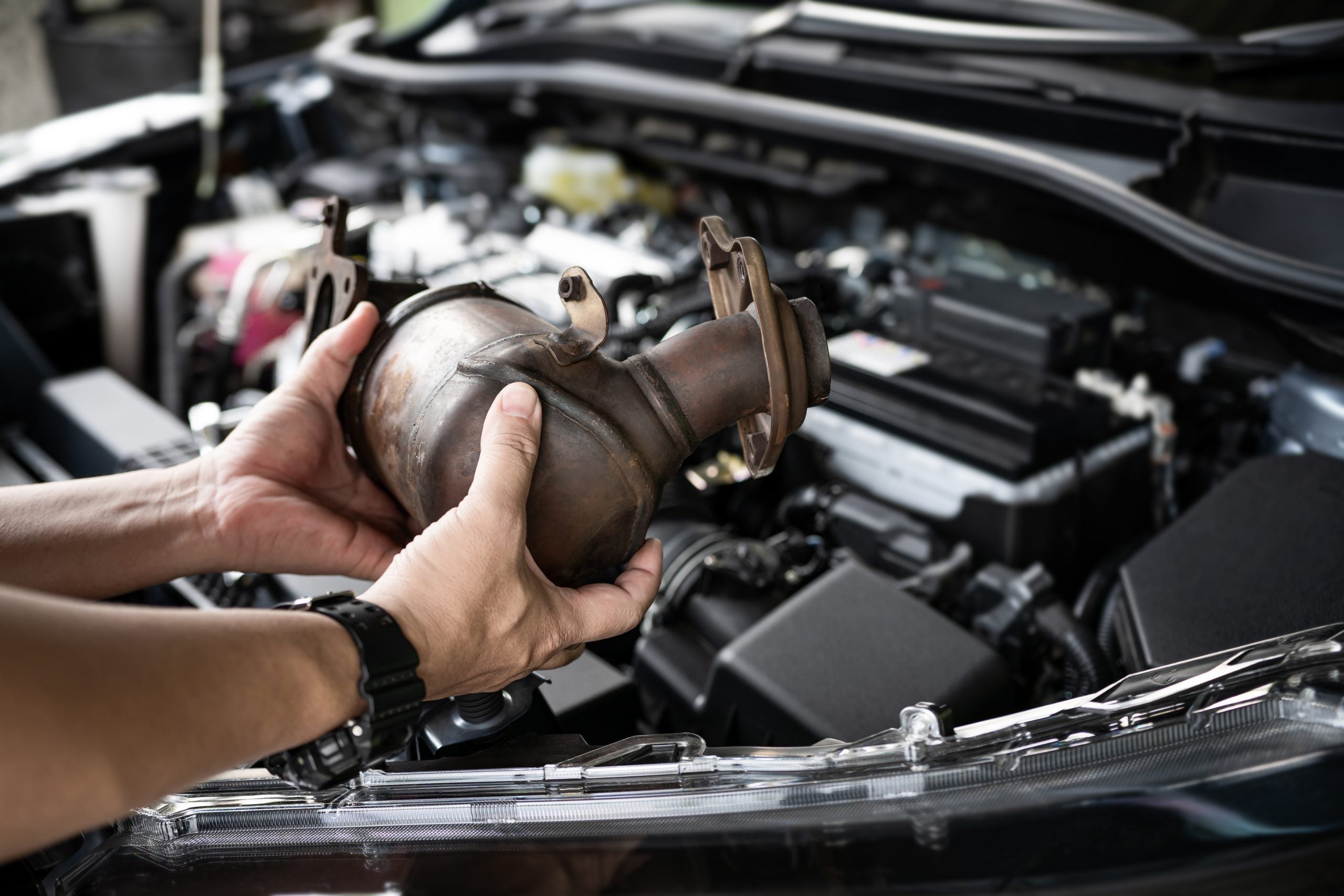 Close,Up,Old,Catalytic,Converter,In,Hand,Car,Service,Staff