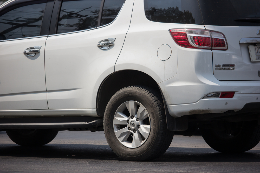 left side back view of white 2021 chevy trailblazer