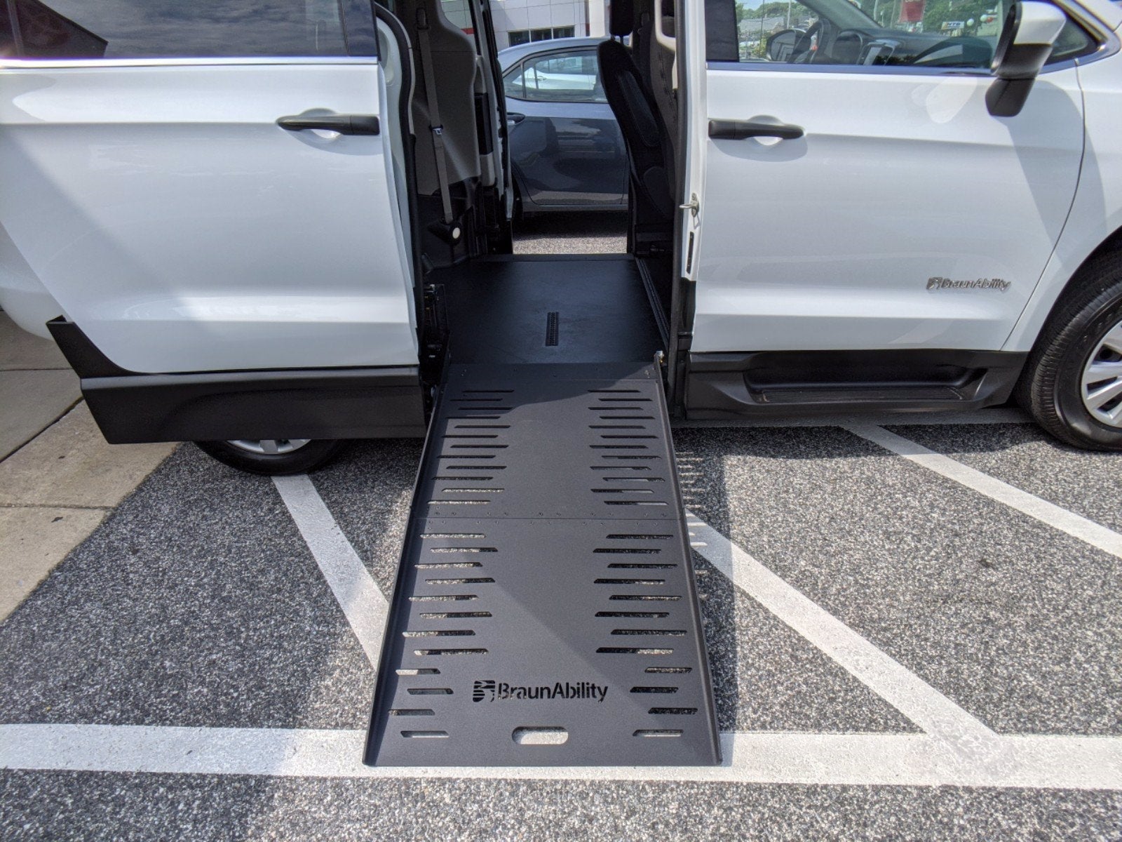 _Impressive_Features_of_the_2020_Chrysler_Voyager_L_Mobility_Van_637619419176993370