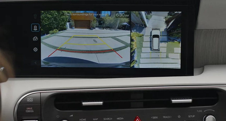 The Palisade touchscreen showing the rear camera and the Surround View Monitor bird’s-eye view