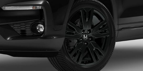 Close Up of 2020 Honda Pilot Black Edition Wheels