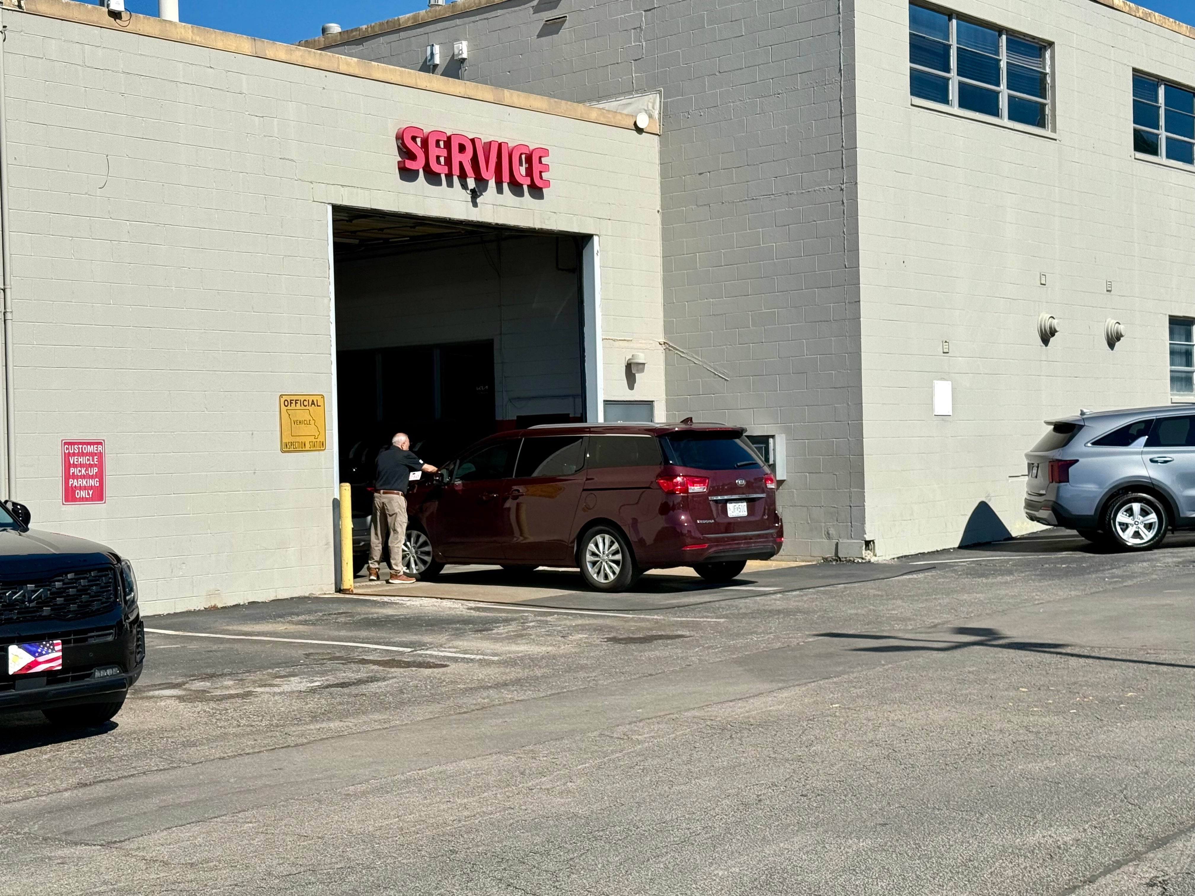 Entrance to Bob Sight Kia Service Department serving Lee's Summit MO