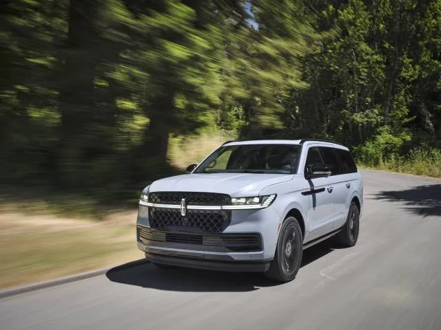 2025 Lincoln Navigator vs. 2025 Jeep Grand Wagoneer