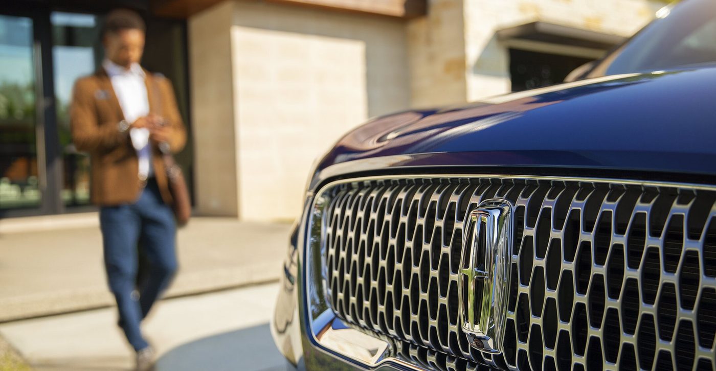 Lincoln Pickup and Delivery, owner using the Lincoln Way app beside his Lincoln, Saginaw TX